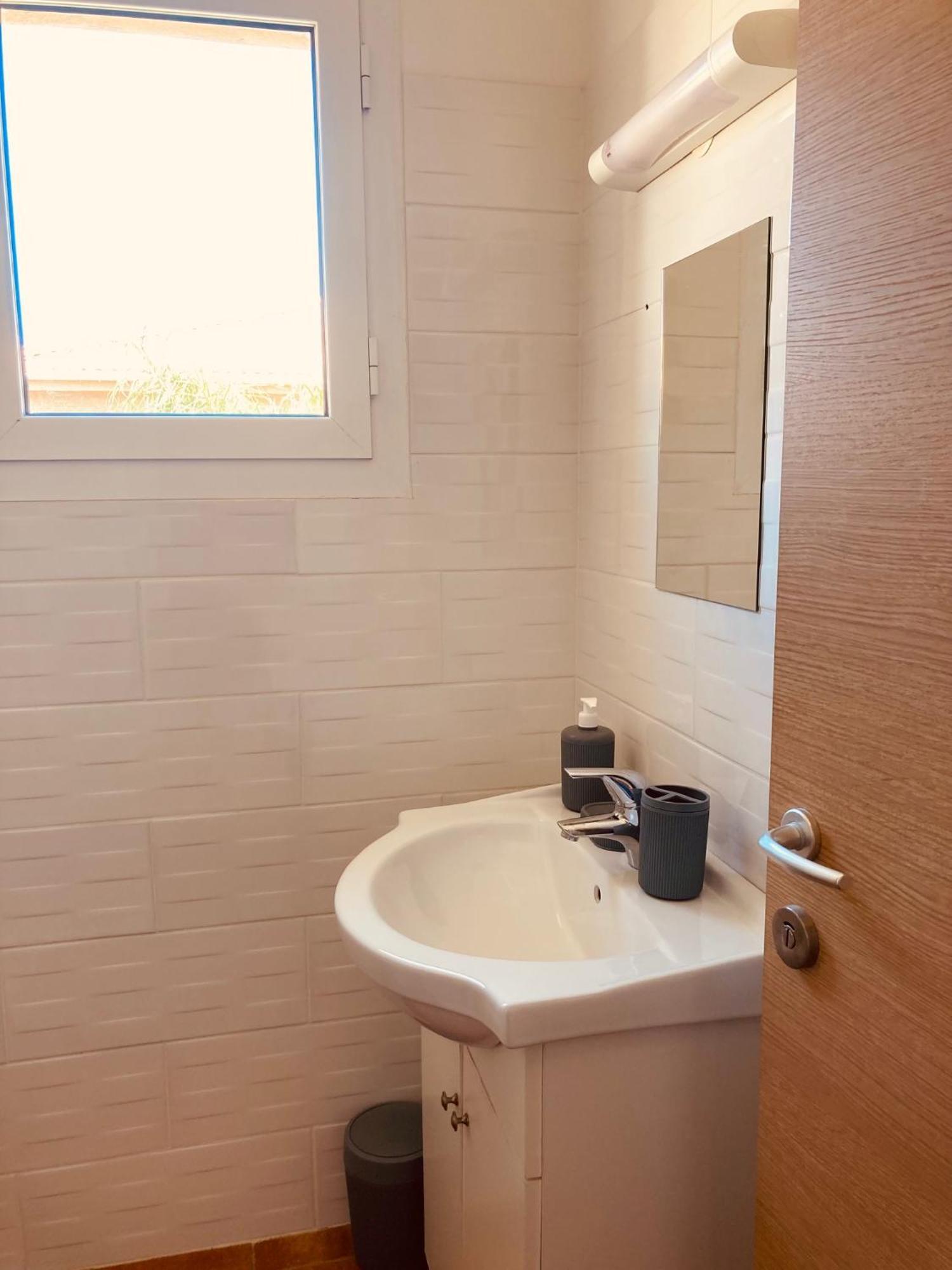Punta Di Mare Aparthotel Linguizzetta Екстериор снимка